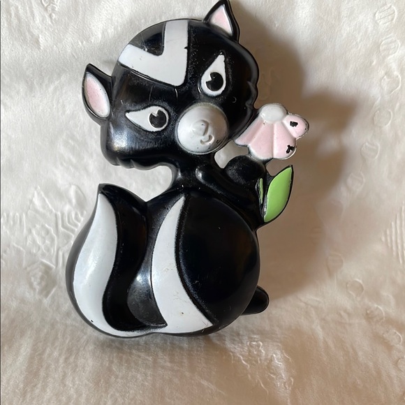 Avon Kids Skunk Brooch - Black and White - Picture 1 of 7